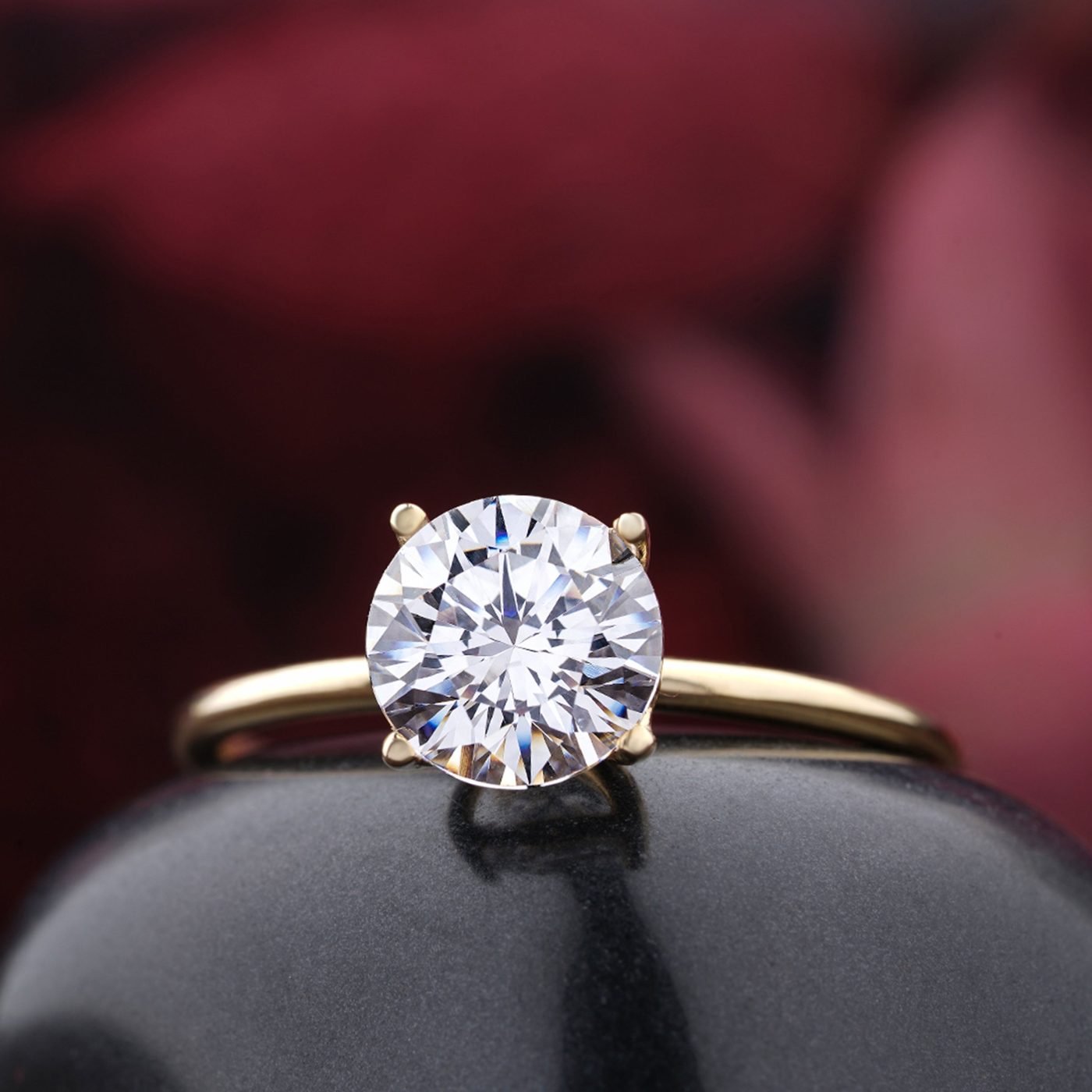 Round diamond four-prong solitaire in yellow gold